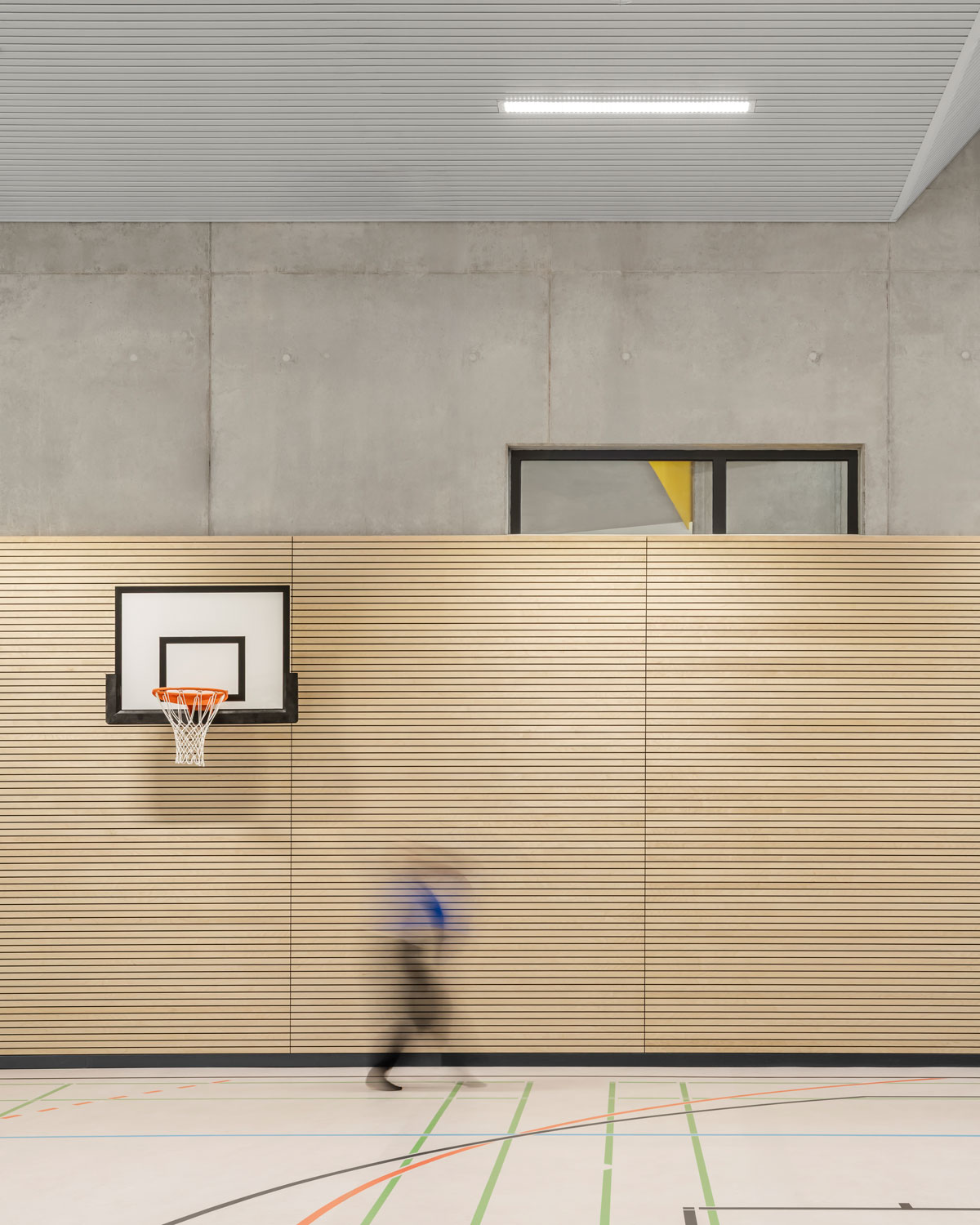 Person vor Holzelement in der Sporthalle im Erweiterungsneubau des Alten Gymnasium Oldenburg