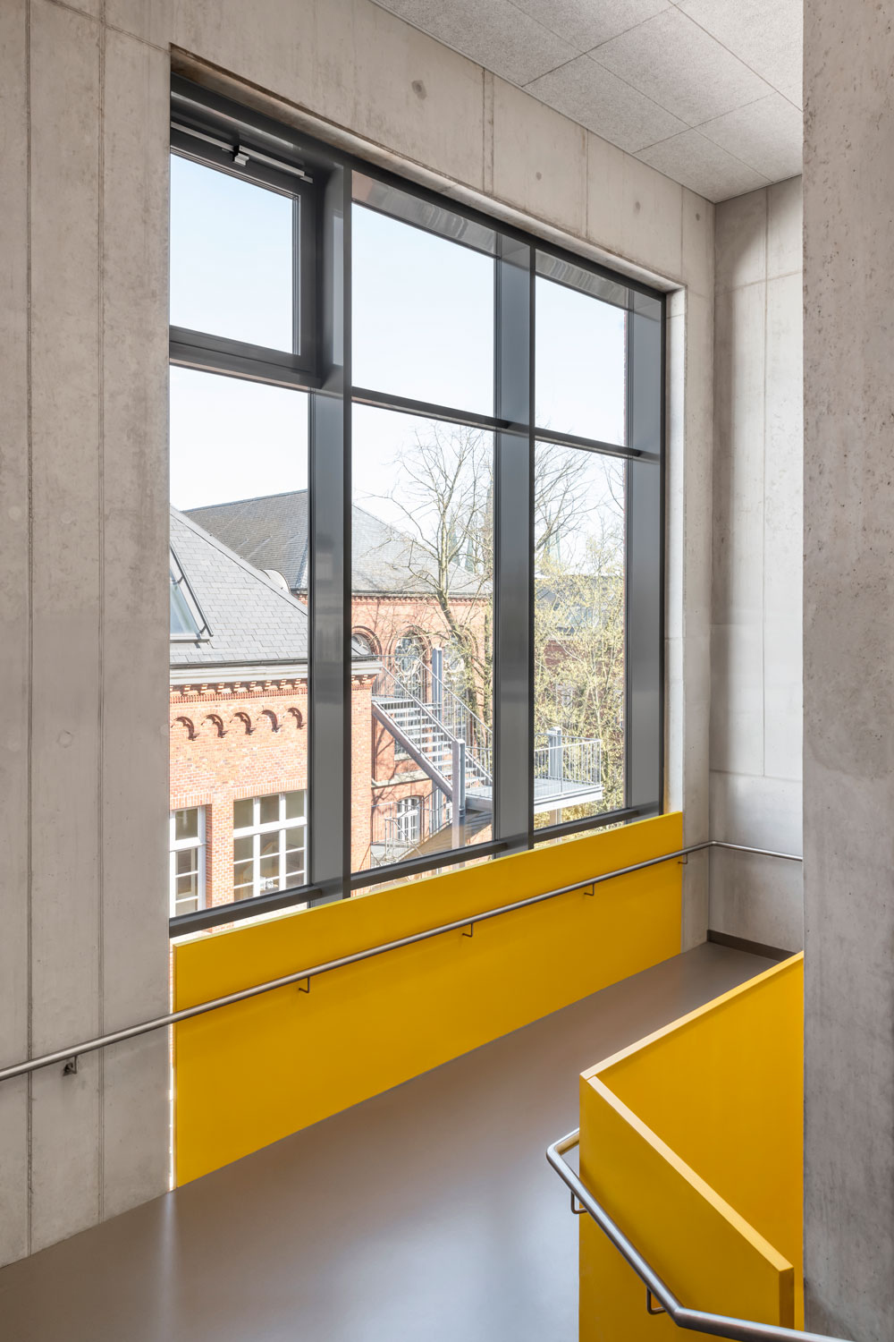 Großes Fenster im Treppenhaus des Erweiterungsneubaus am Alten Gymnasium Oldenburg mit Blick auf den Altbau