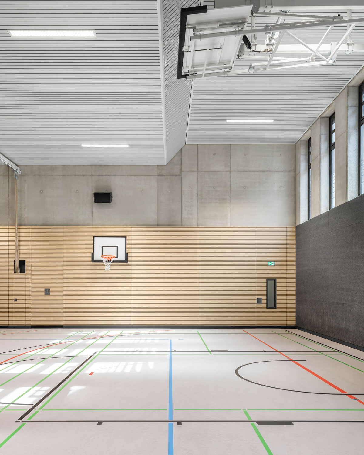 Lichteinfall in die in den Boden abgesenkte Sporthalle im Erweiterungsneubau des Alten Gymnasium Oldenburg