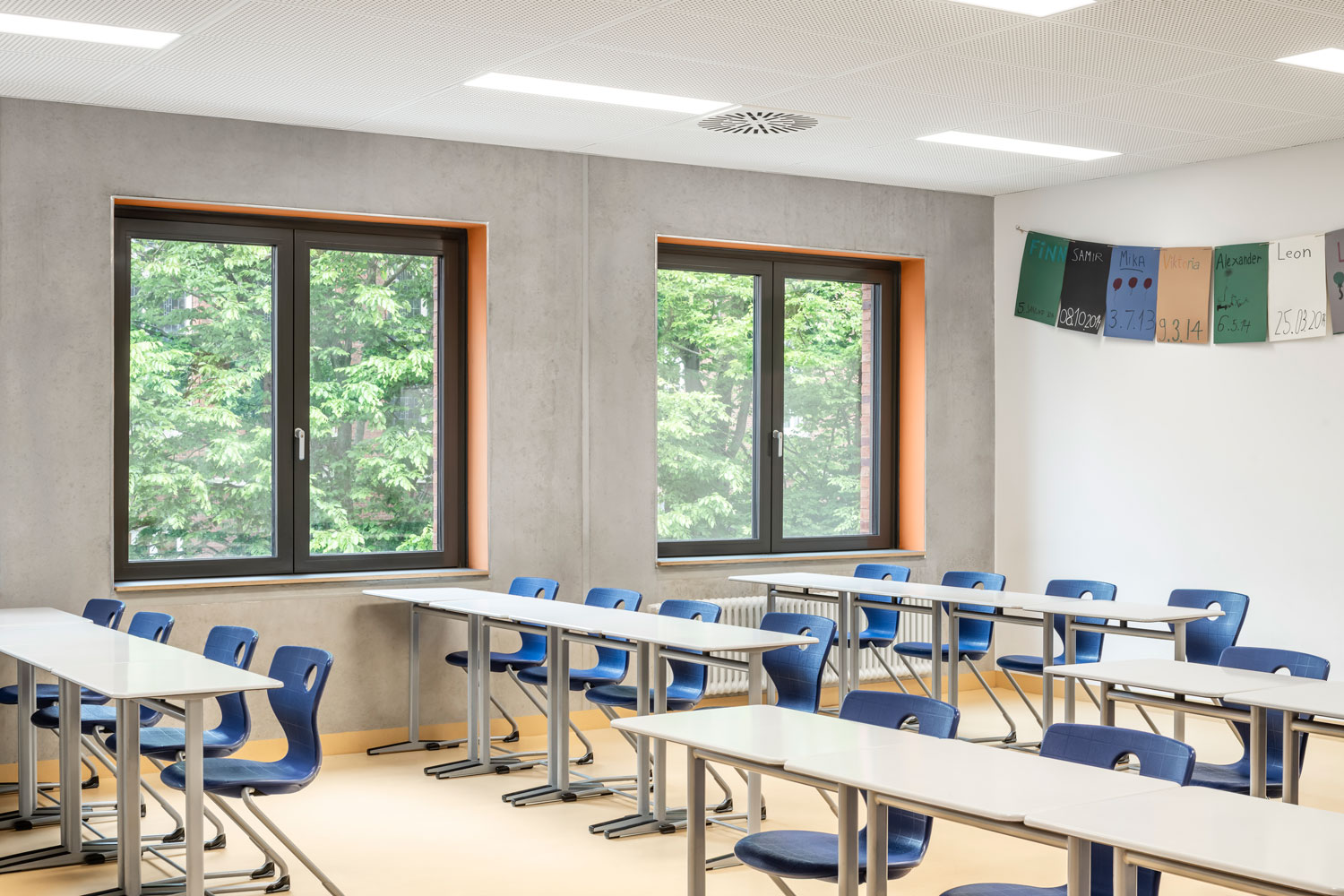 Klassenzimmer mit Blick ins Grüne im Erweiterungsneubau des Alten Gymnasium Oldenburg