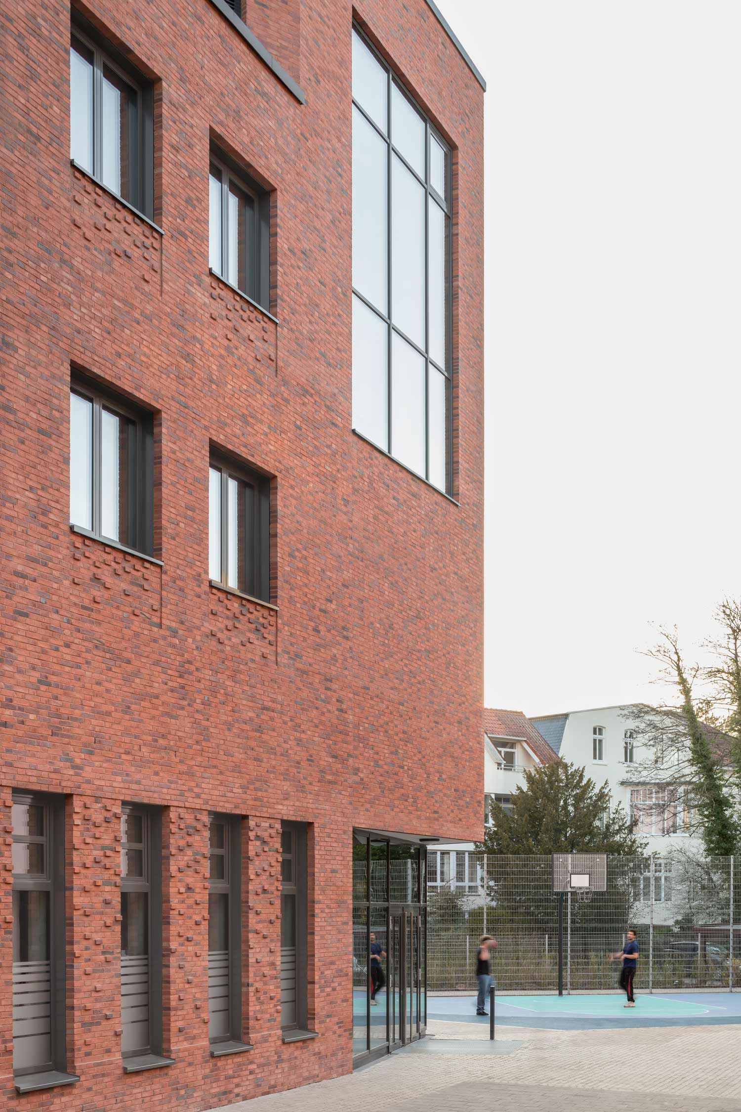 Seitenansicht Erweiterungsneubau Altes Gymnasium Oldenburg mit Blick auf den rückwärtigen Basketballplatz