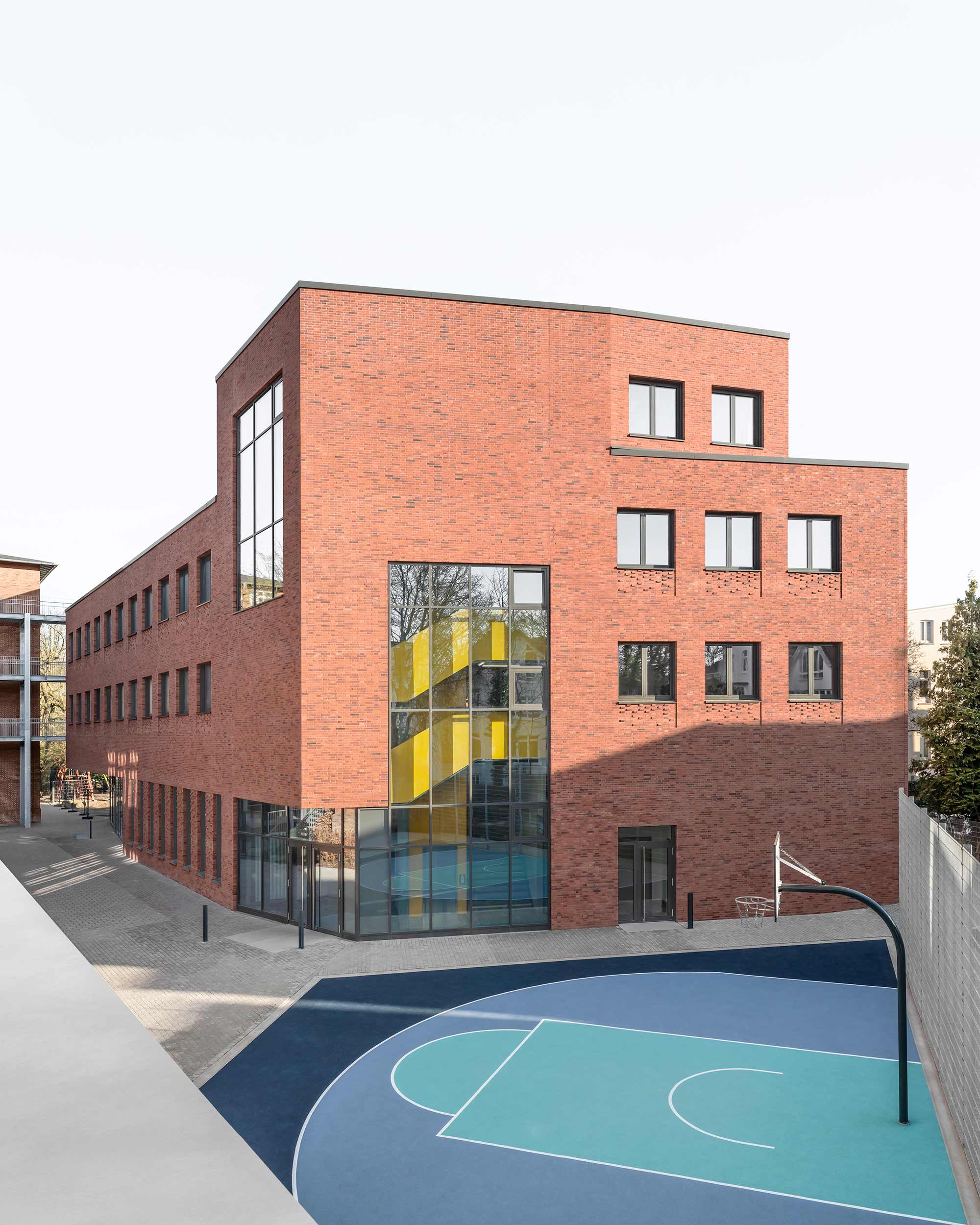 Rückansicht Erweiterungsneubau Altes Gymnasium Oldenburg mit Basketballplatz auf dem Schulhof