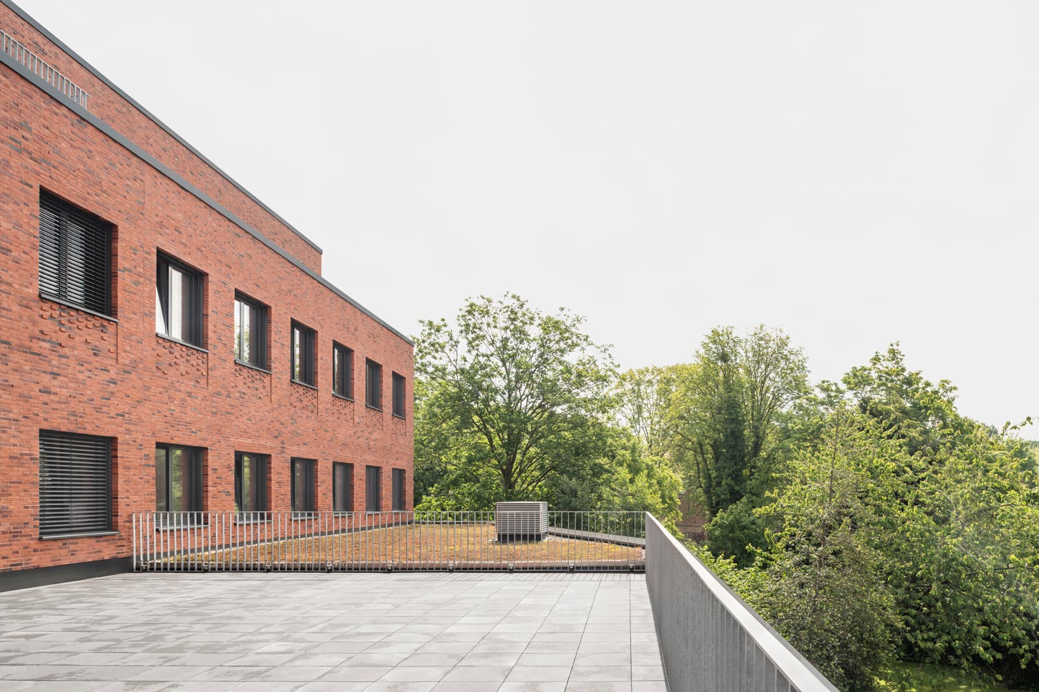 Dachterrasse und Gründach vor der Fassade des Erweiterungsneubaus des Alten Gymnasium Oldenburg