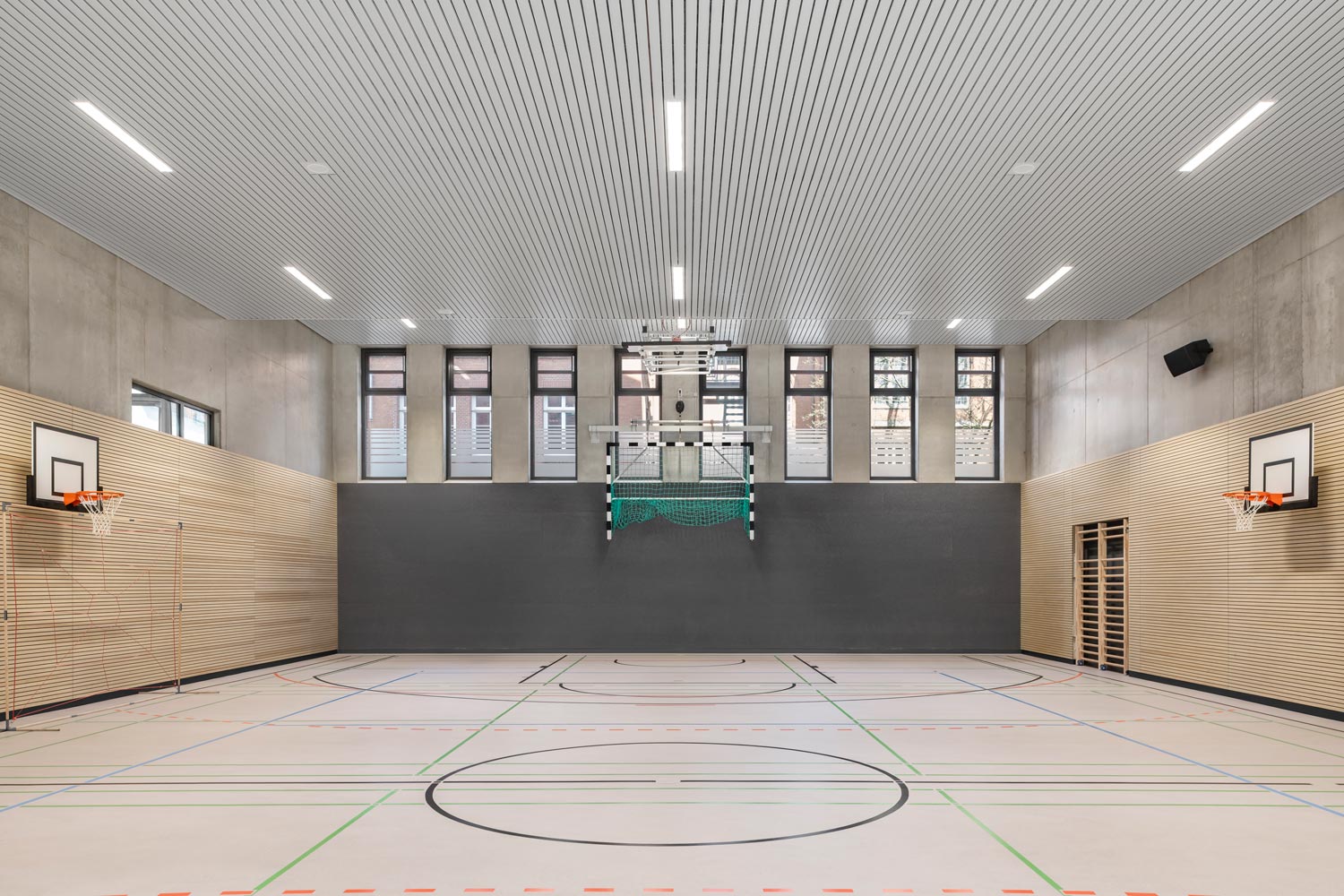 In den Boden abgesenkte Sporthalle im Erweiterungsneubau des Alten Gymnasium Oldenburg