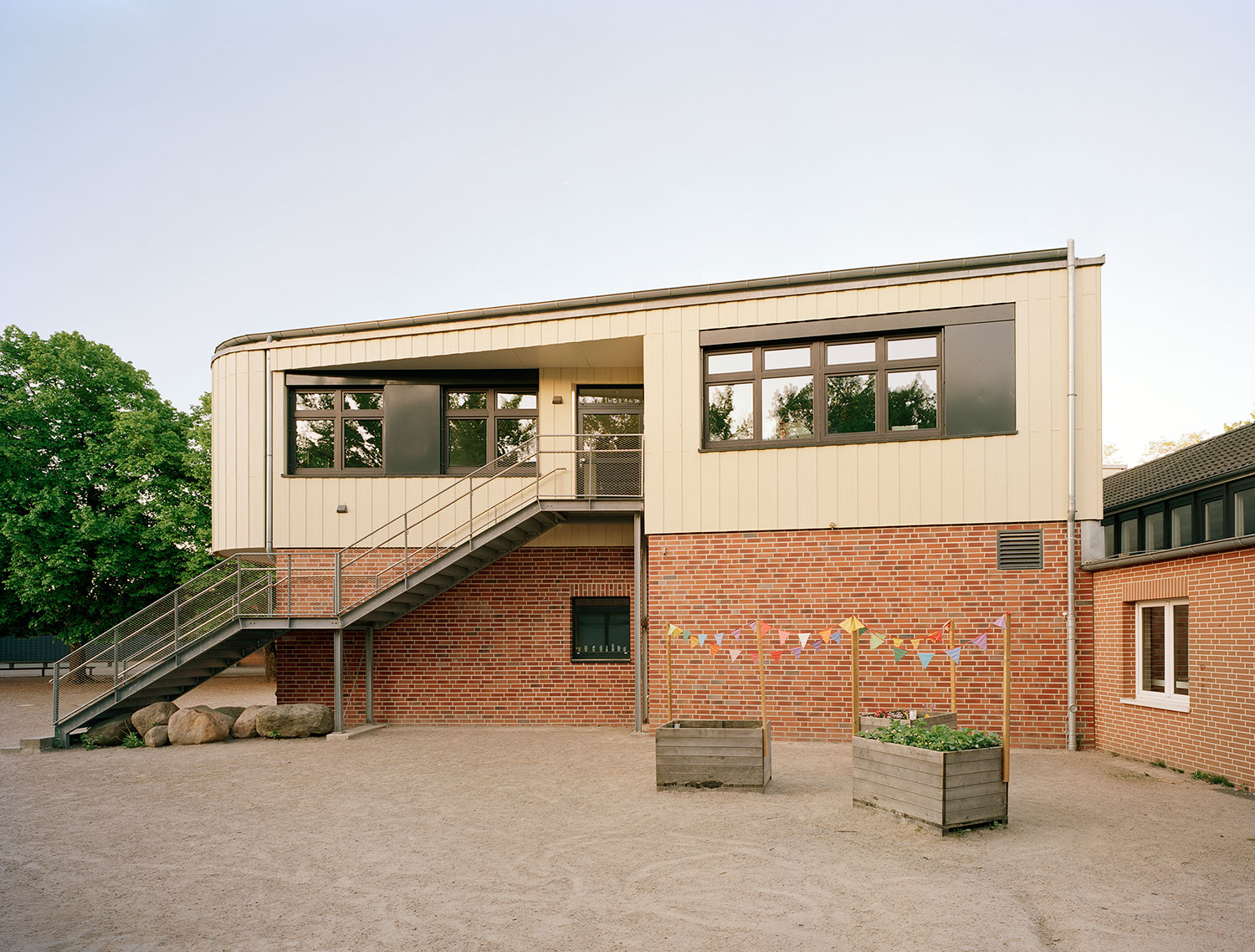 Außentreppe zum Obergeschoss des Neubaus der OGGS Harksheide-Nord
