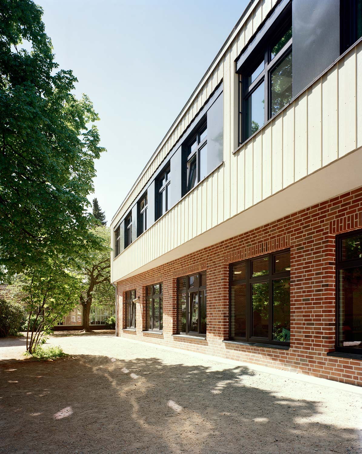 Klinker im Erdgeschoss und Holzmodulbauweise im Obergeschoss der OGGS Harksheide-Nord