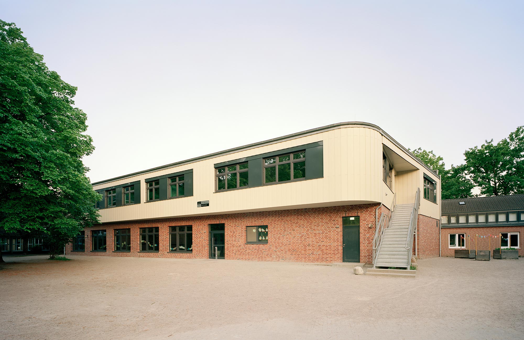 Außenansicht des Neubaus der Offenen Ganztagsgrundschule Harksheide-Nord