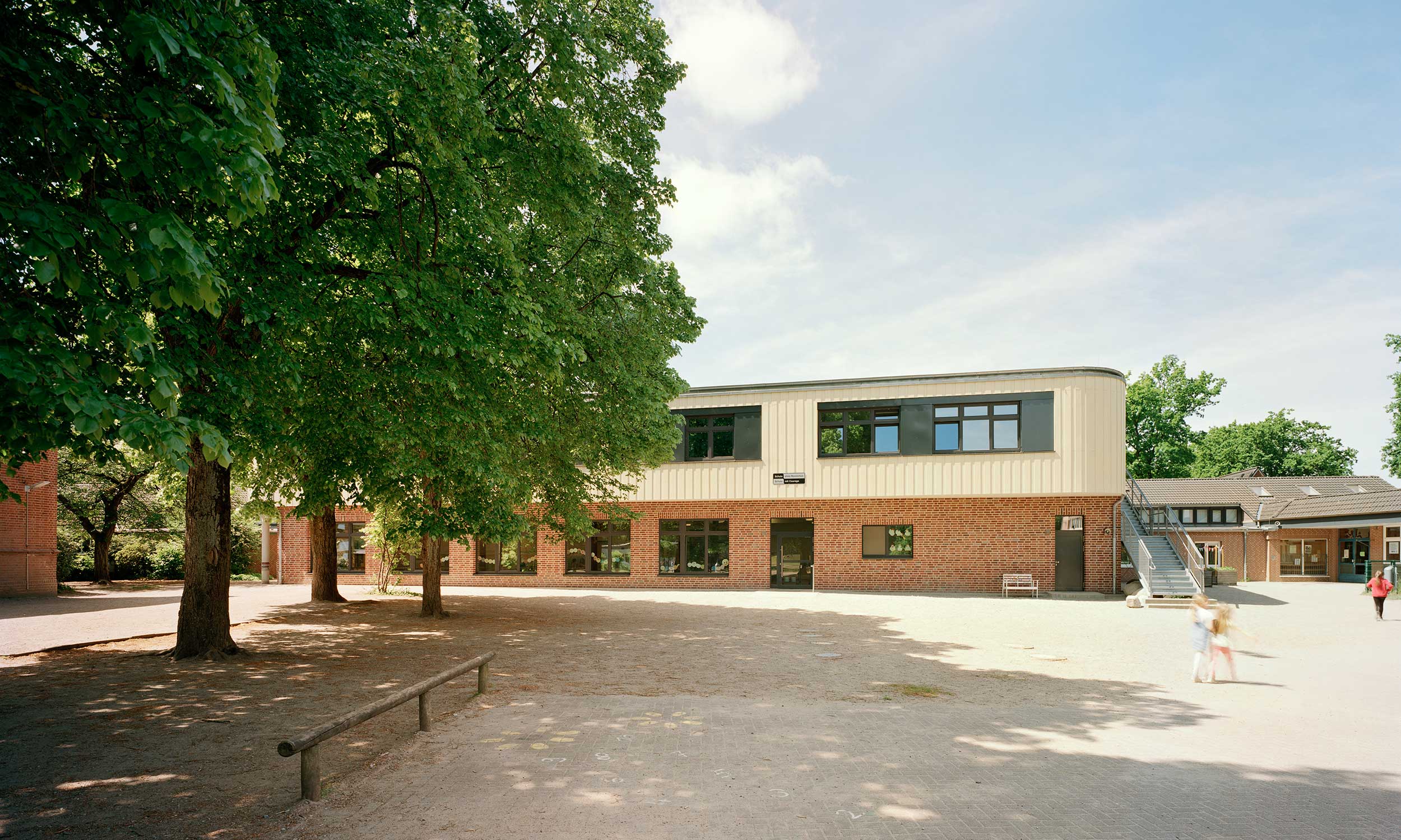 Außenansicht mit Fassadengestaltung des Neubaus der Offenen Ganztagsgrundschule Harksheide-Nord