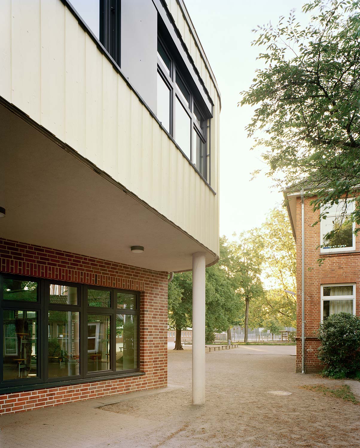 Links der Neubau und rechts ein Bestandsgebäude der OGGS Harksheide-Nord